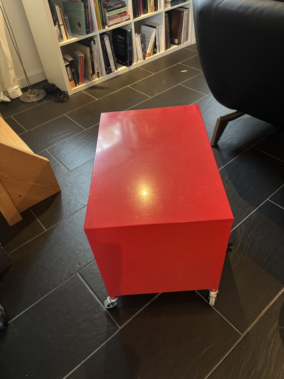 Rood metalen kastje