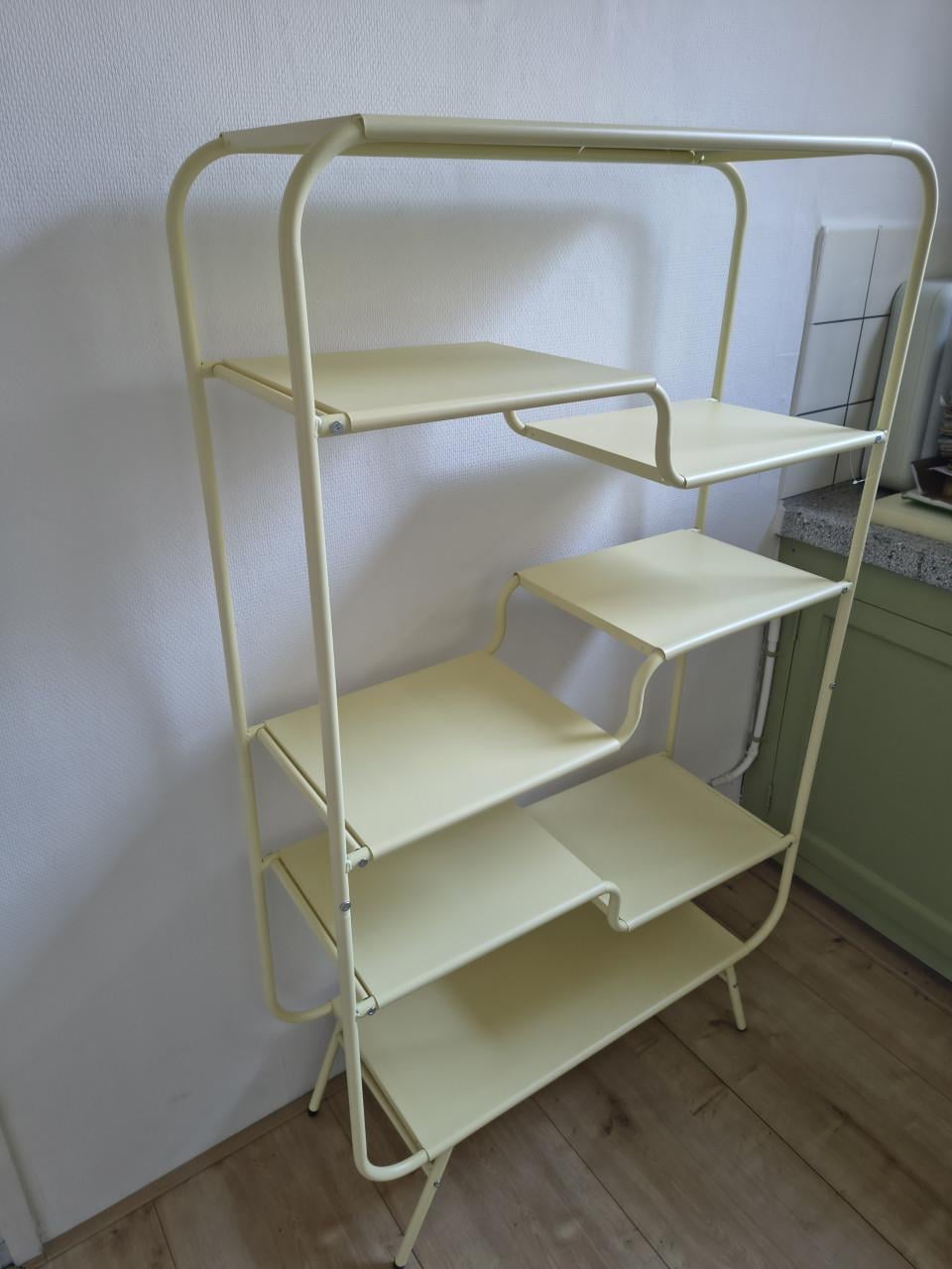 Prachtige lichtgele open kast Kwantum. Malfa geel vakkenkast