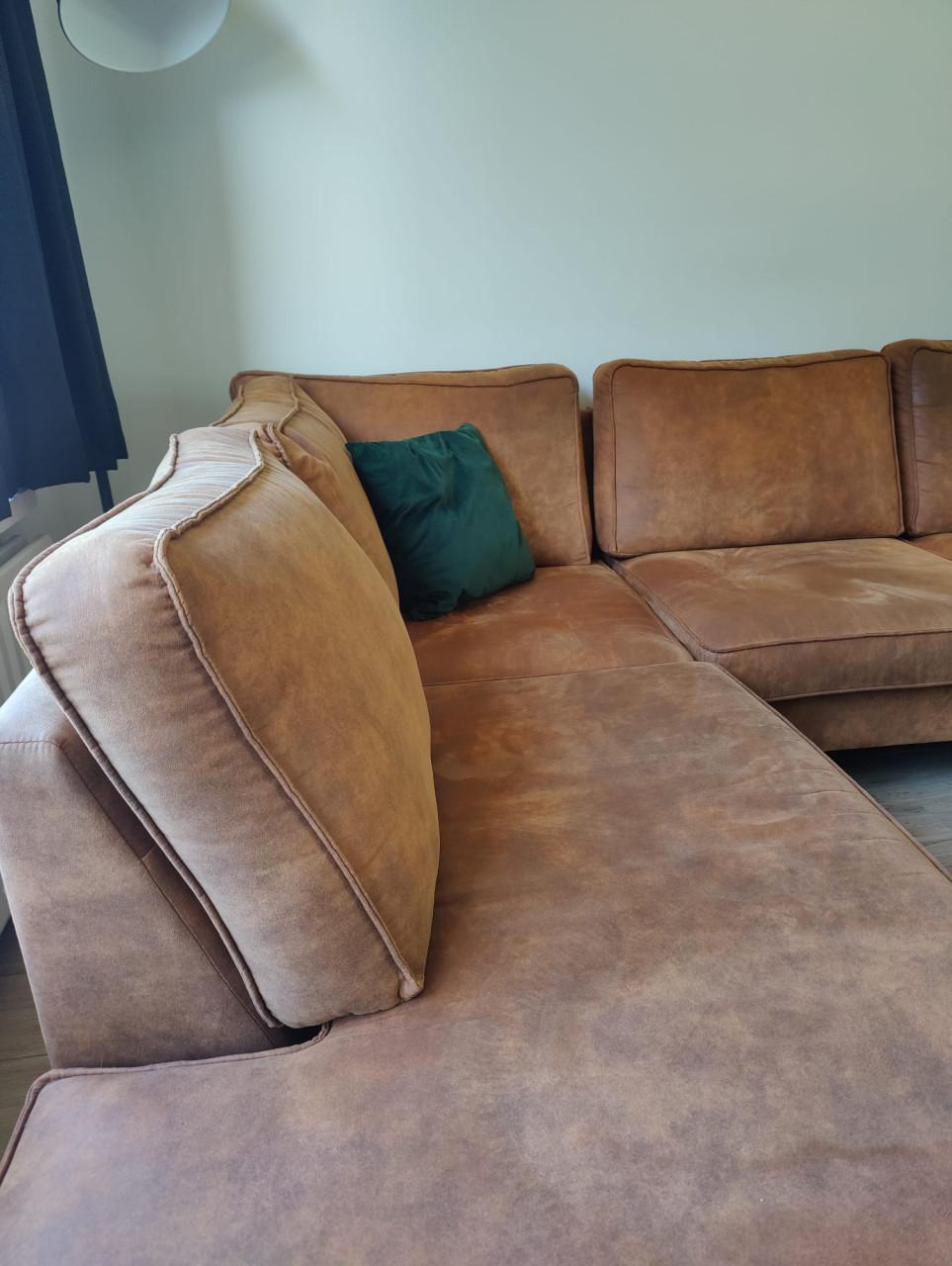 Hoekbank, eettafel + stoelen, salontafeltjes, dressoir