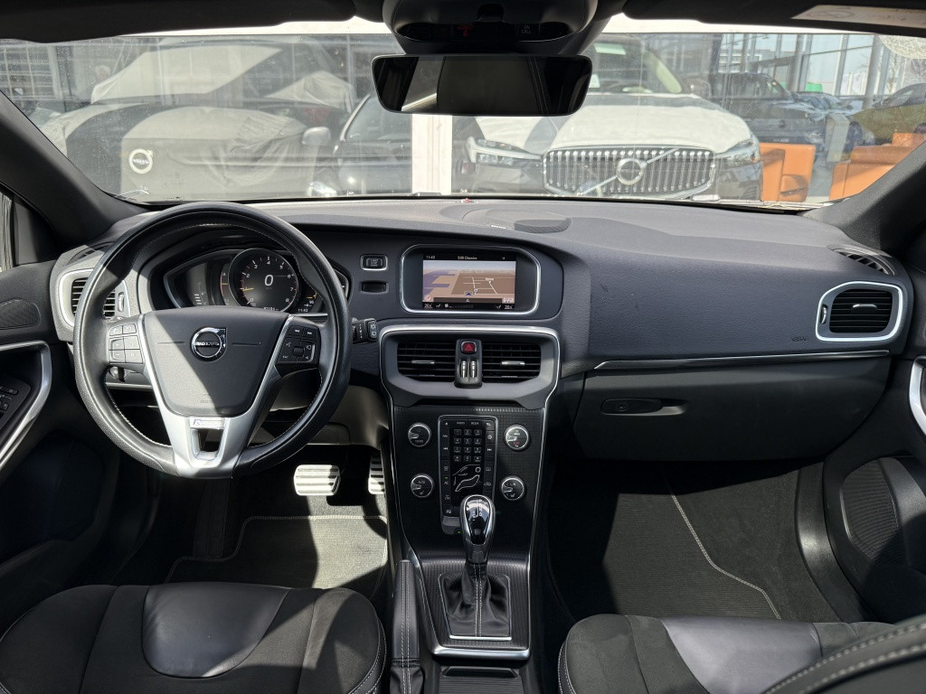 Volvo V40 t3 153pk aut6 polar+ sport| panodak| camera| trekhaak| keyless|