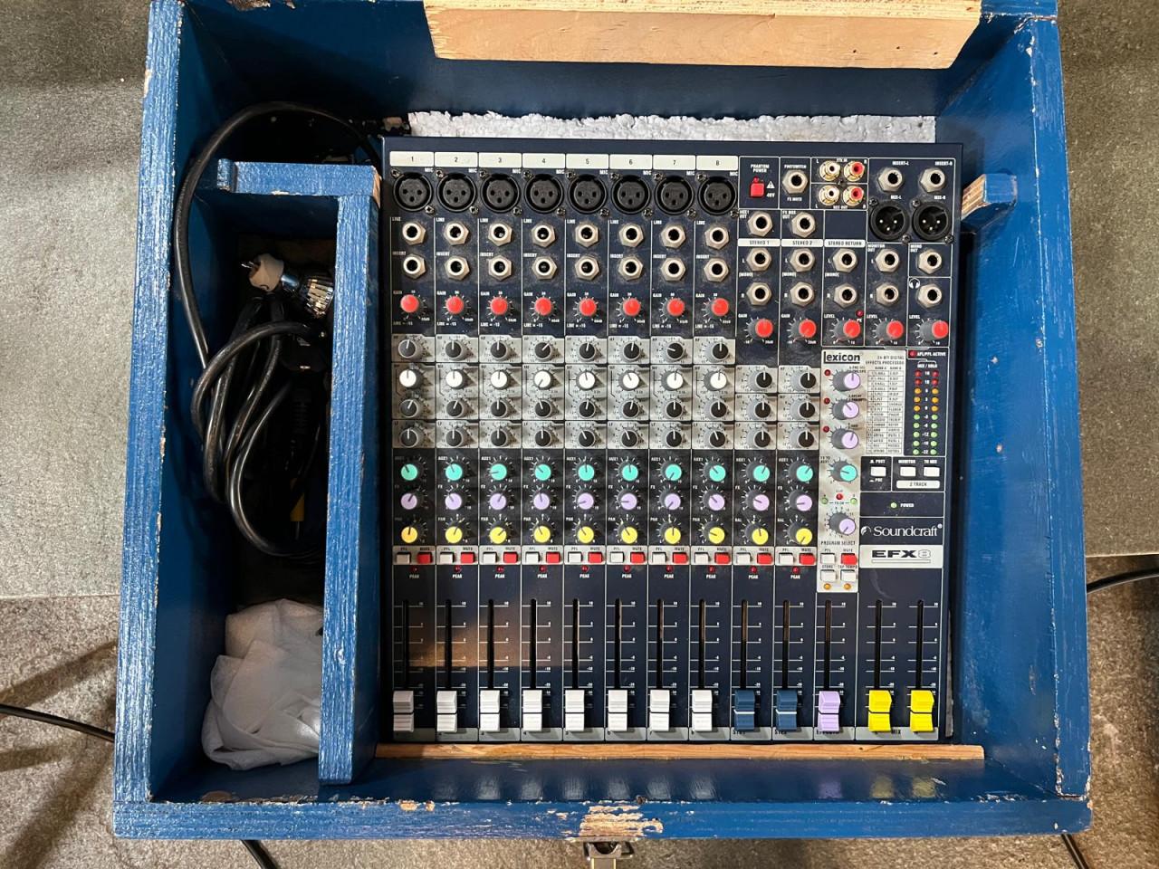 Soundcraft EFX8 Mengpaneel met Flightcase