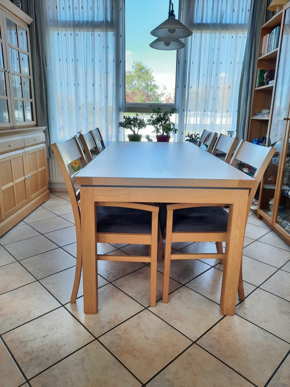 Eikenhouten tafel met zes stoelem