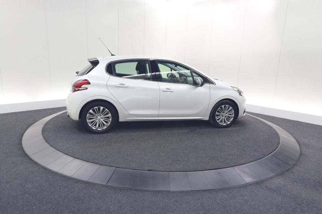 Peugeot 208 puretech 82 blue lease executive | parkeersensoren | navigatie 