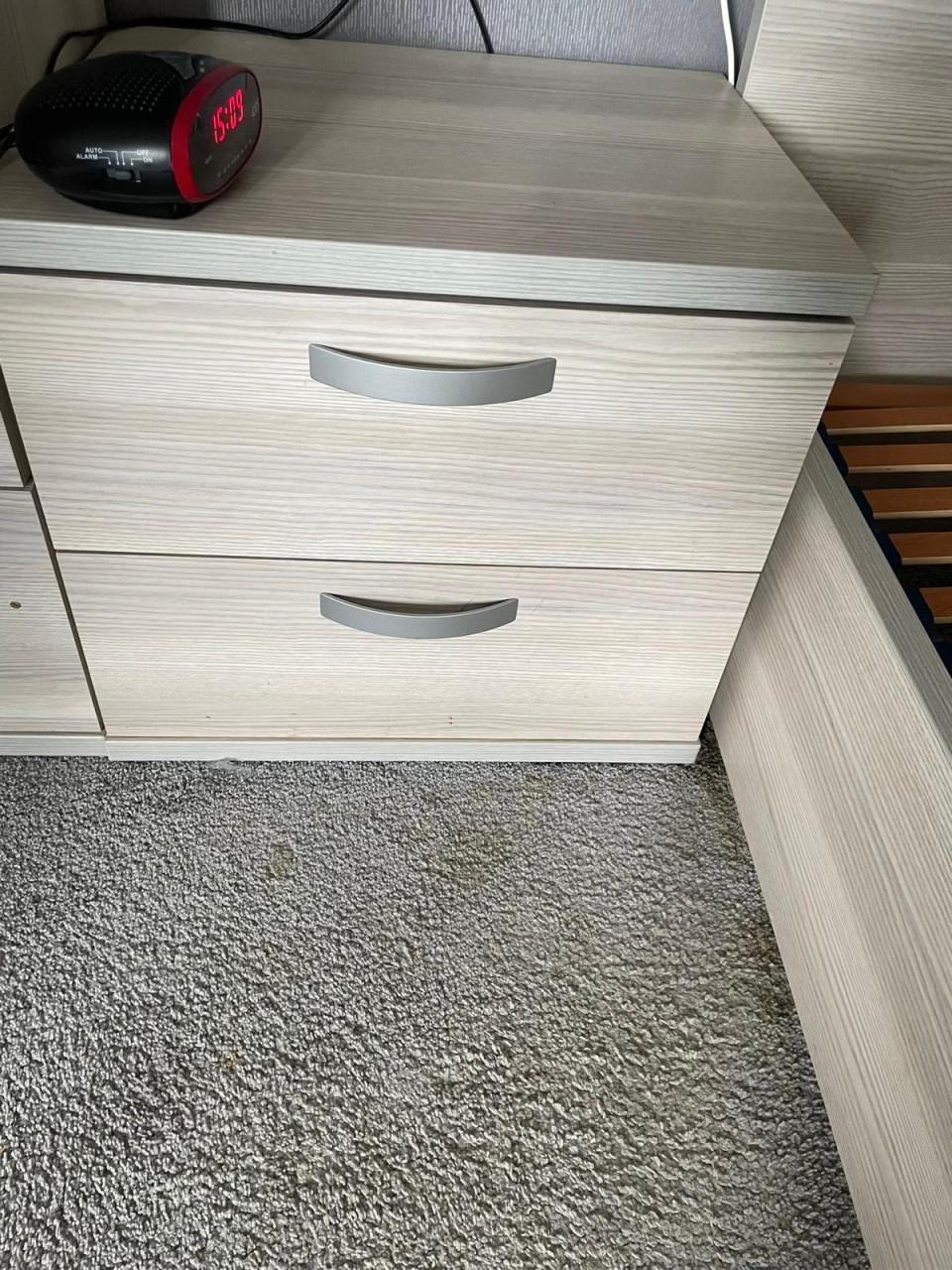 1 persoonsbed met lattenbodem en nachtkastje