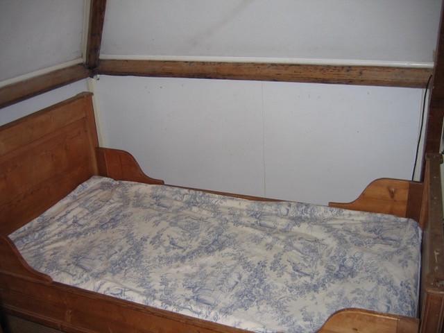 Oud geloogd grenen ledikant