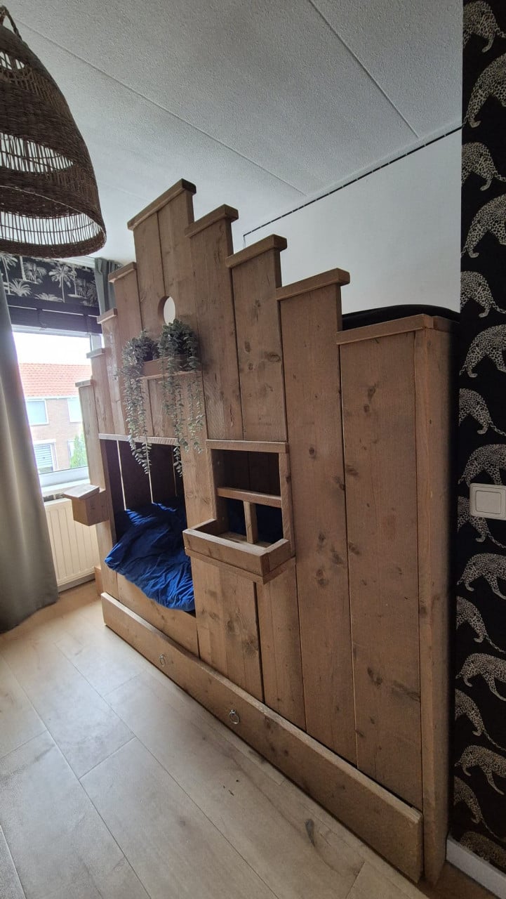 Stoer steigerhouten kinderbed met 3 slaapplekken!
