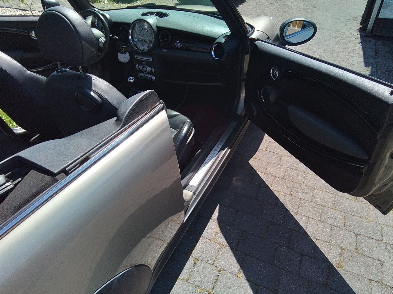 Mini cabrio one vol leer 6 versnelling airco  in zeer goede staat bj 2011