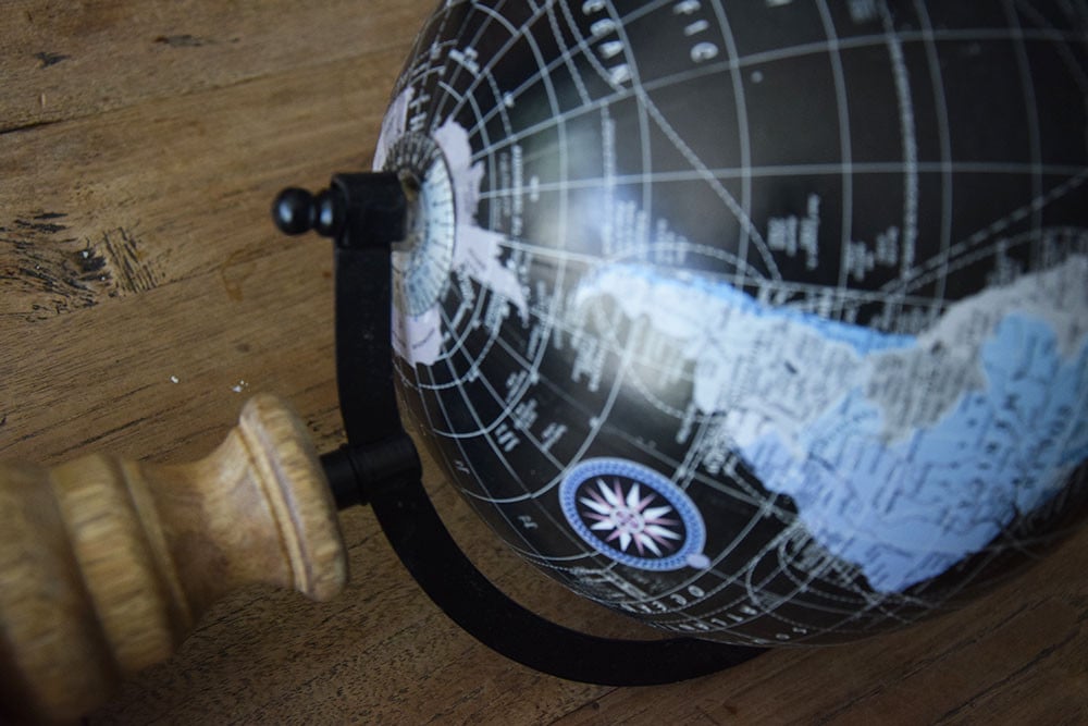 Wereldbol / Globe zwart met houten voet