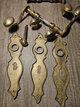 Antieke messing deurbeslagen deurklinken en schilden...