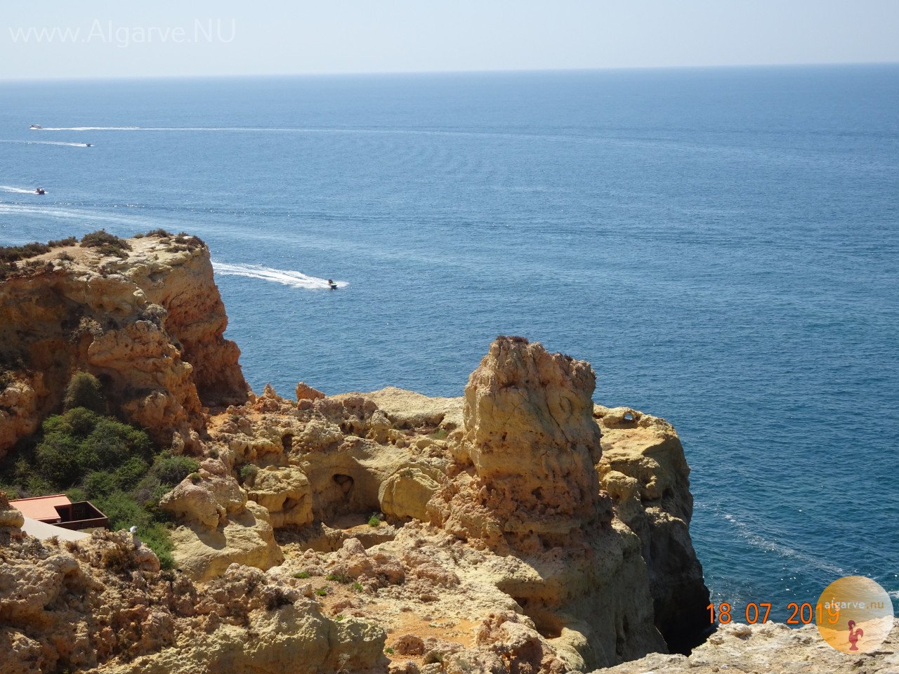 LAST MINUTE-Algarve/Portugal vakantieappartement met zwembad en aan zee.