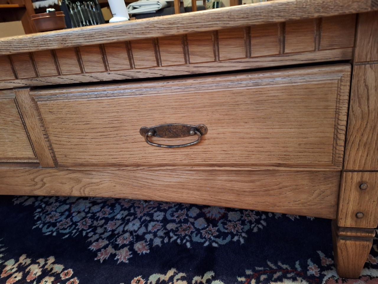 Set woonkamermeubelen  kast, tafelen stoelen eettafel en vitrine kast