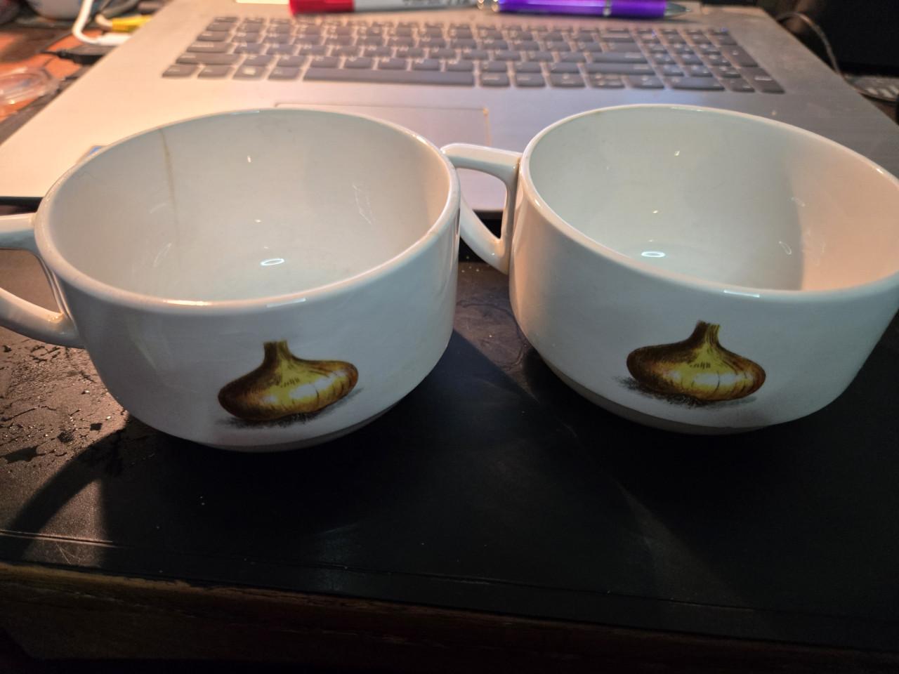 2 stuks vintage soepkommen, met wortels en radijs