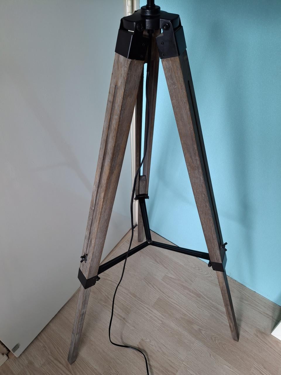 Staande lamp met 3 poot hout en 2 kappen