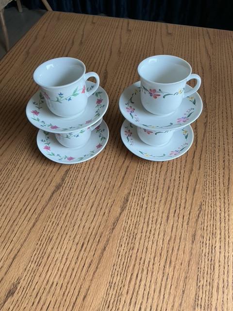 Set van 4 Vintage Kop en Schotel met Bloemenpatroon