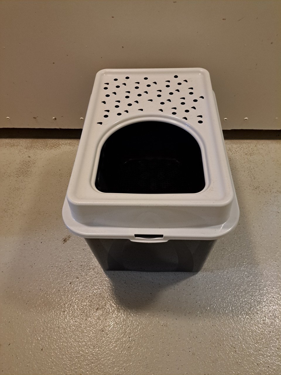 Kattenbak met opening aan de bovenzijde