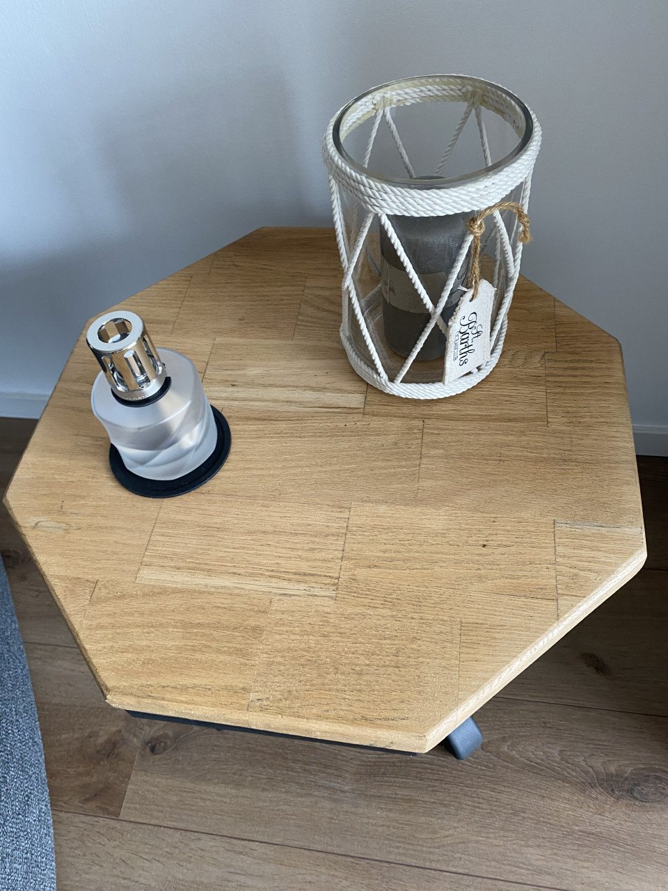 Bijzettafel eiken 8 hoekig 44cm hg 50 cm br met zwart onderstel