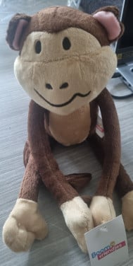 Knuffel aapje te koop ongeveer 30 cm met hangertjes met klittenband