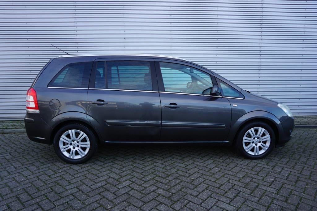 Opel Zafira 1.8 cosmo 7-persoons / climate / navi / cruise / trekhaak / lm 