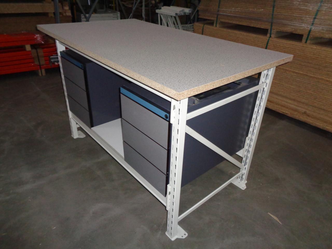 Meerdere werktafels werkbanken  met en zonder ladenkasten .