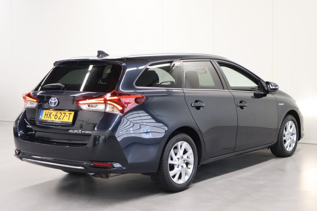 Toyota Auris 1.8 hybrid lease