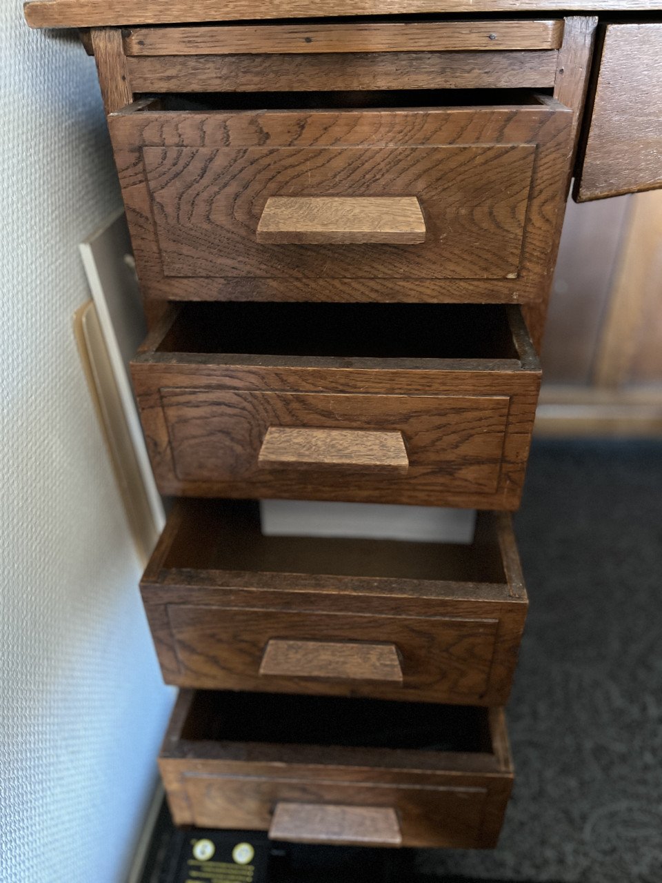 VINTAGE BUREAU
