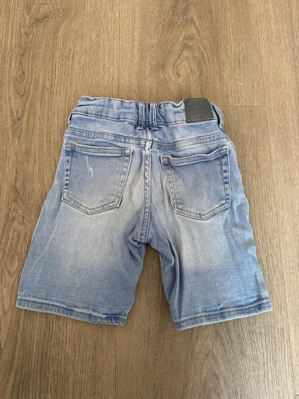 Korte broek maat 110-116. JM (Shoeby)