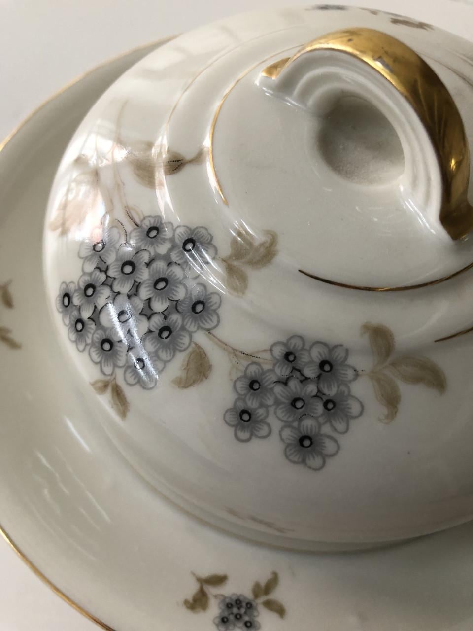 Mooie brocante botervloot met bloemmotief en gouden details