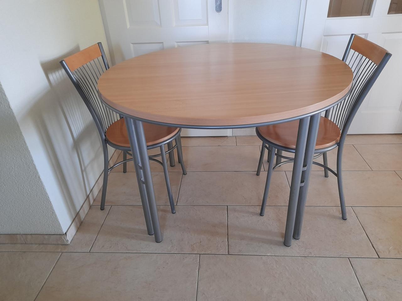 2 leuke stoeltjes (in goede nette staat )