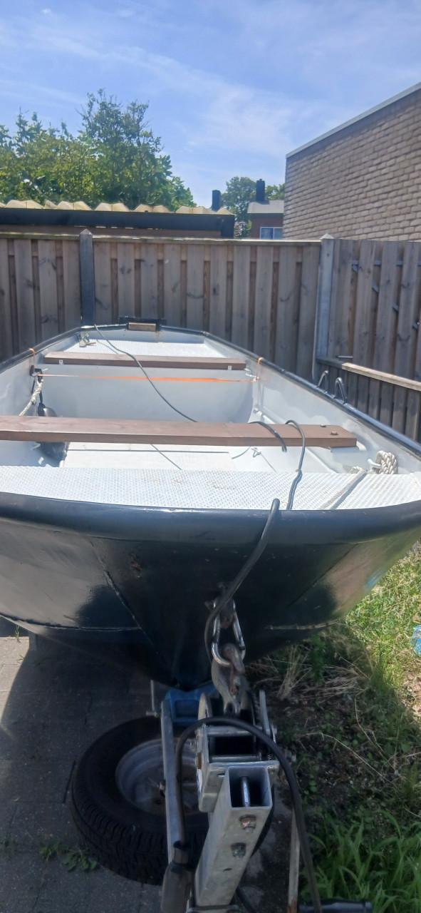Sloep, stalen vlet met trailer