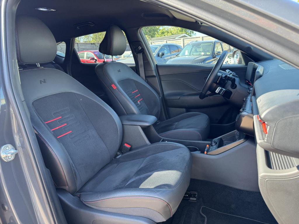 Hyundai Kona 1.6 gdi hev n line trekhaak afneembaar, allseasons + nieuwstaa