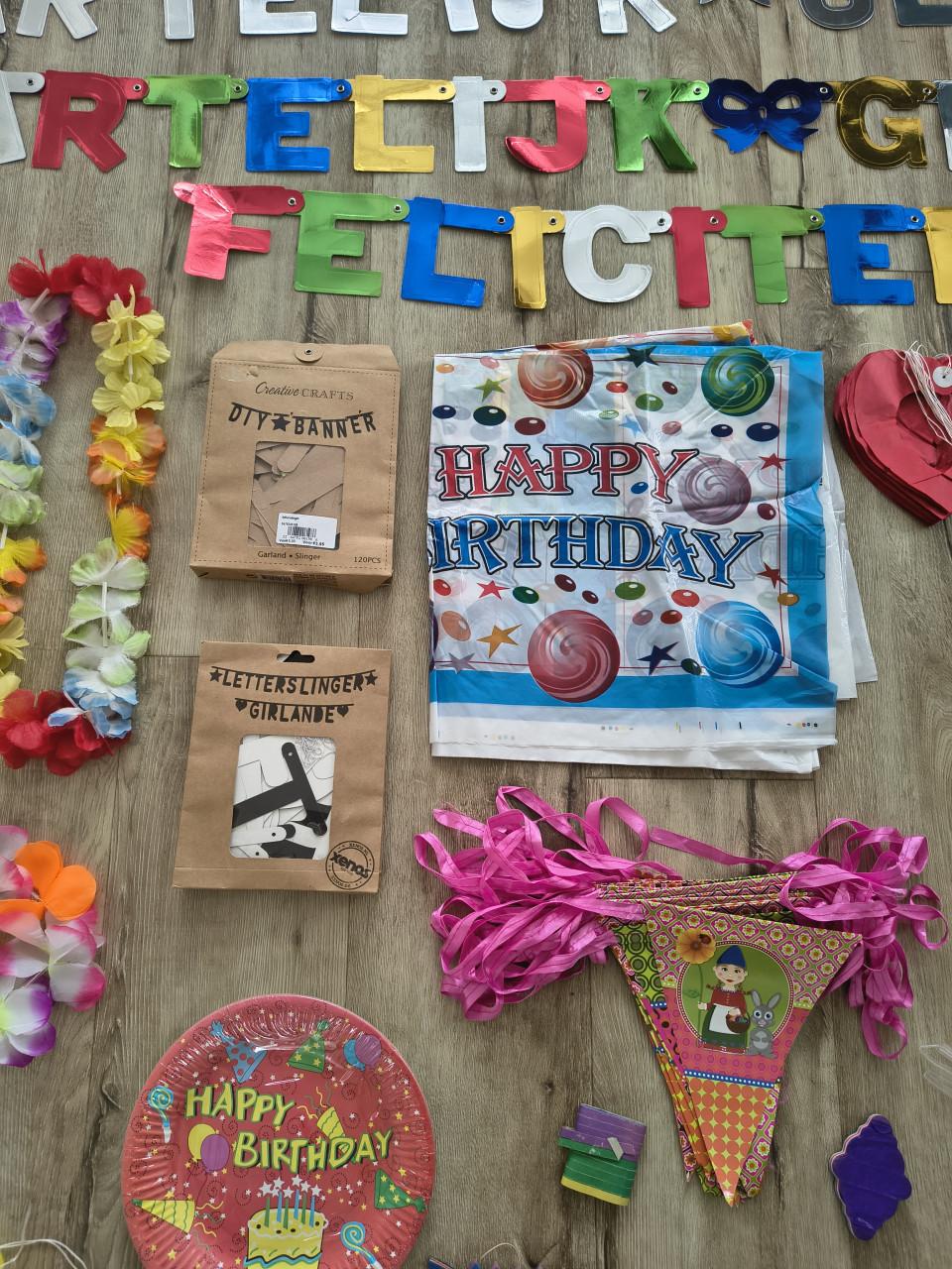 Enorme partij verjaardagsversiering, feest slingers, bekers.