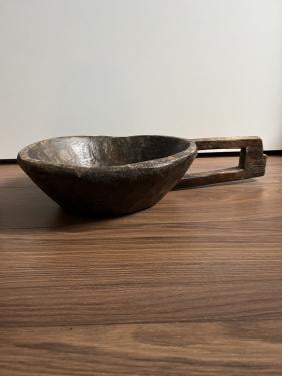Houten schaal met handvat