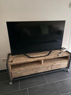 Leuke steigerhouten tv kast op wieltjes