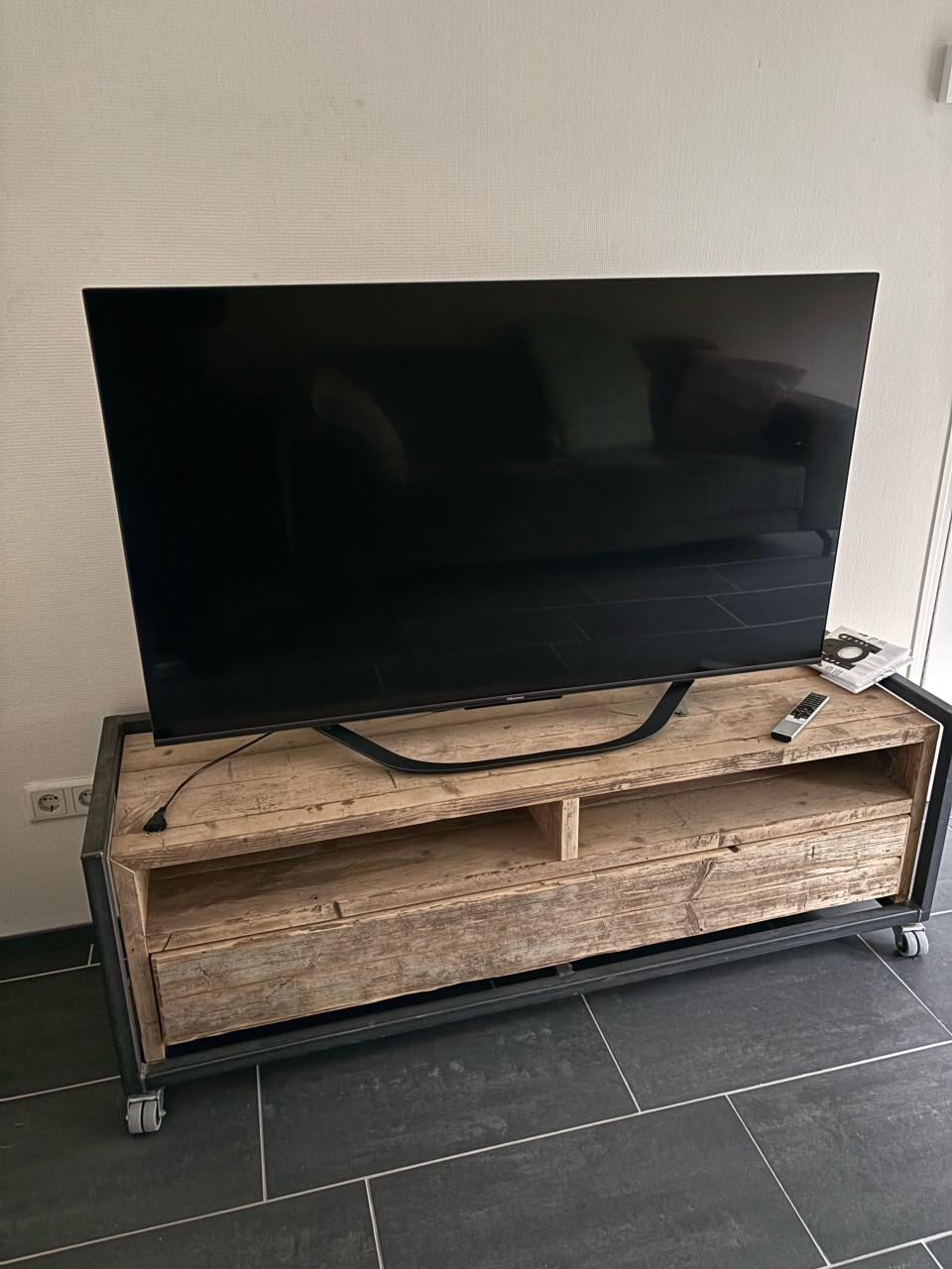 Leuke steigerhouten tv kast op wieltjes