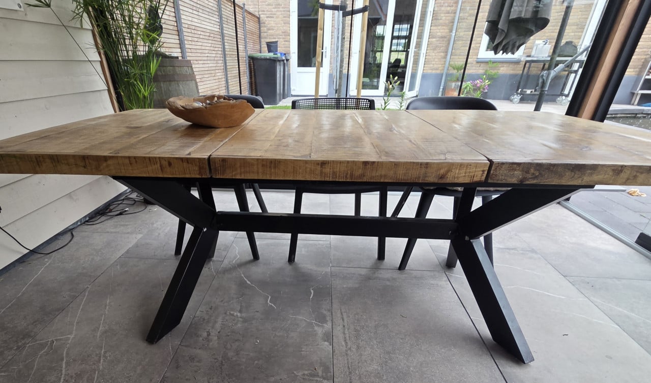 Tafel mangohout met stalen voet