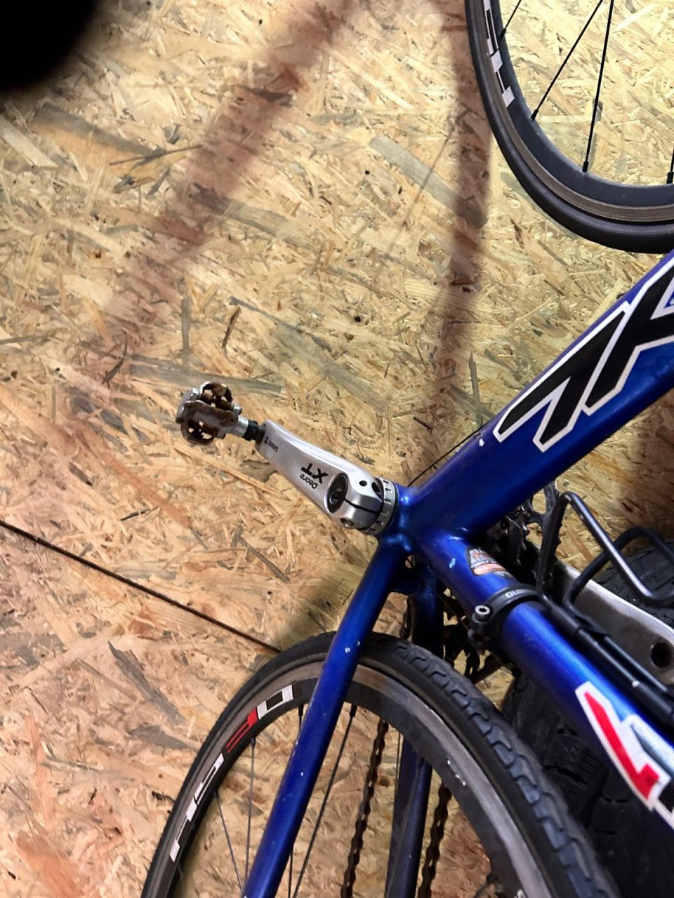VANTUYL RACEFIETS MET KLIKPEDALEN