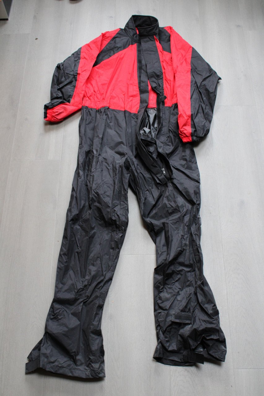 Lederen motorjas met broek en regenoverall maat 64