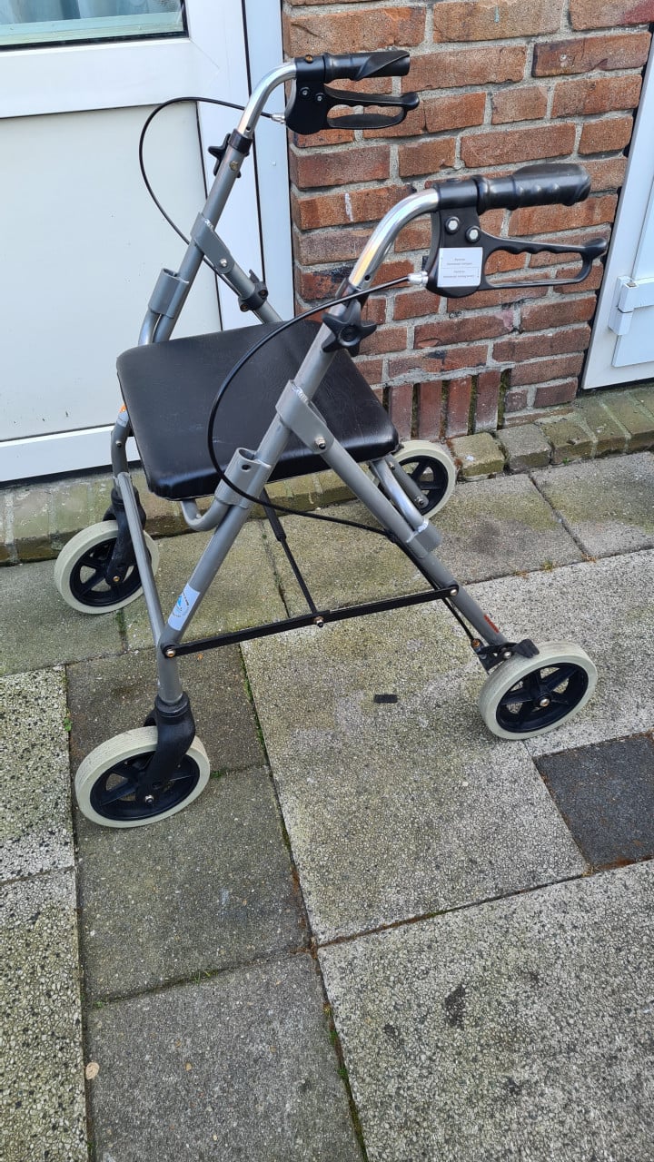 In goed staat Rollator met goed hand remmen
