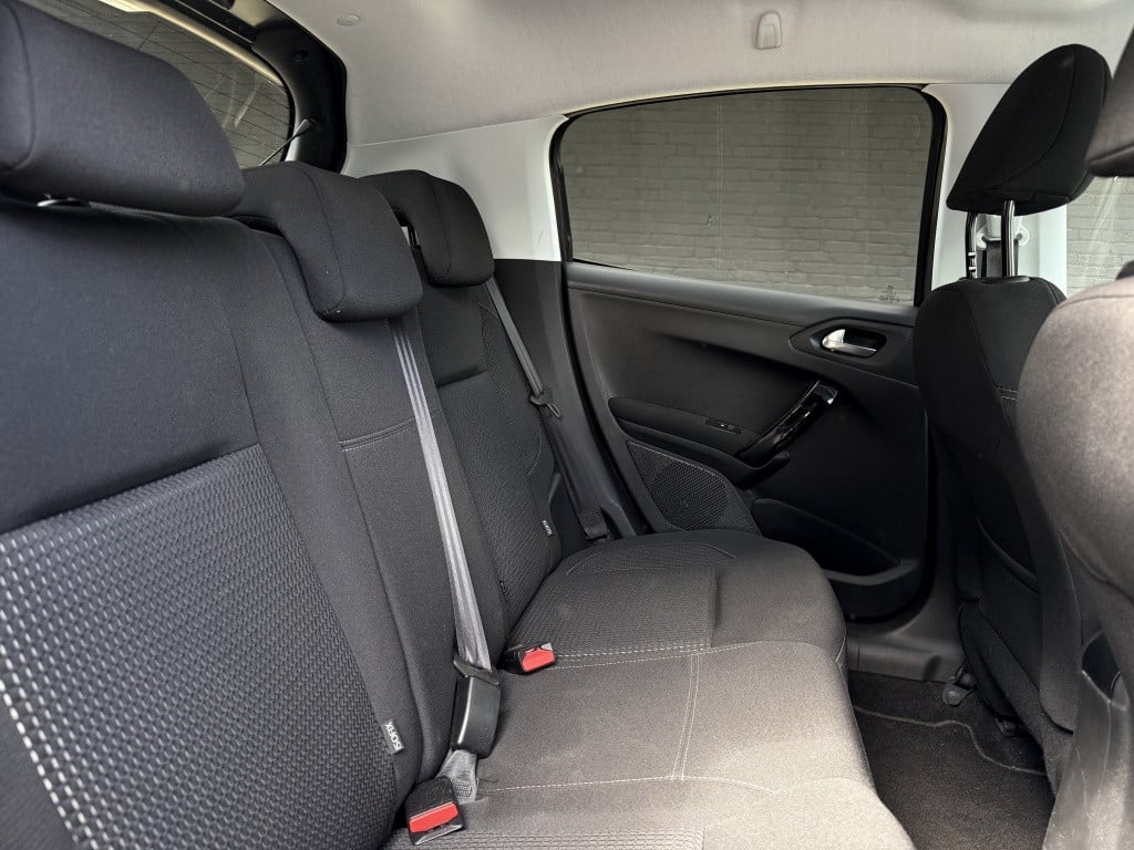 Peugeot 208 1.2 turbo, tech edition // 110pk // 4x nieuwe band, grote beurt