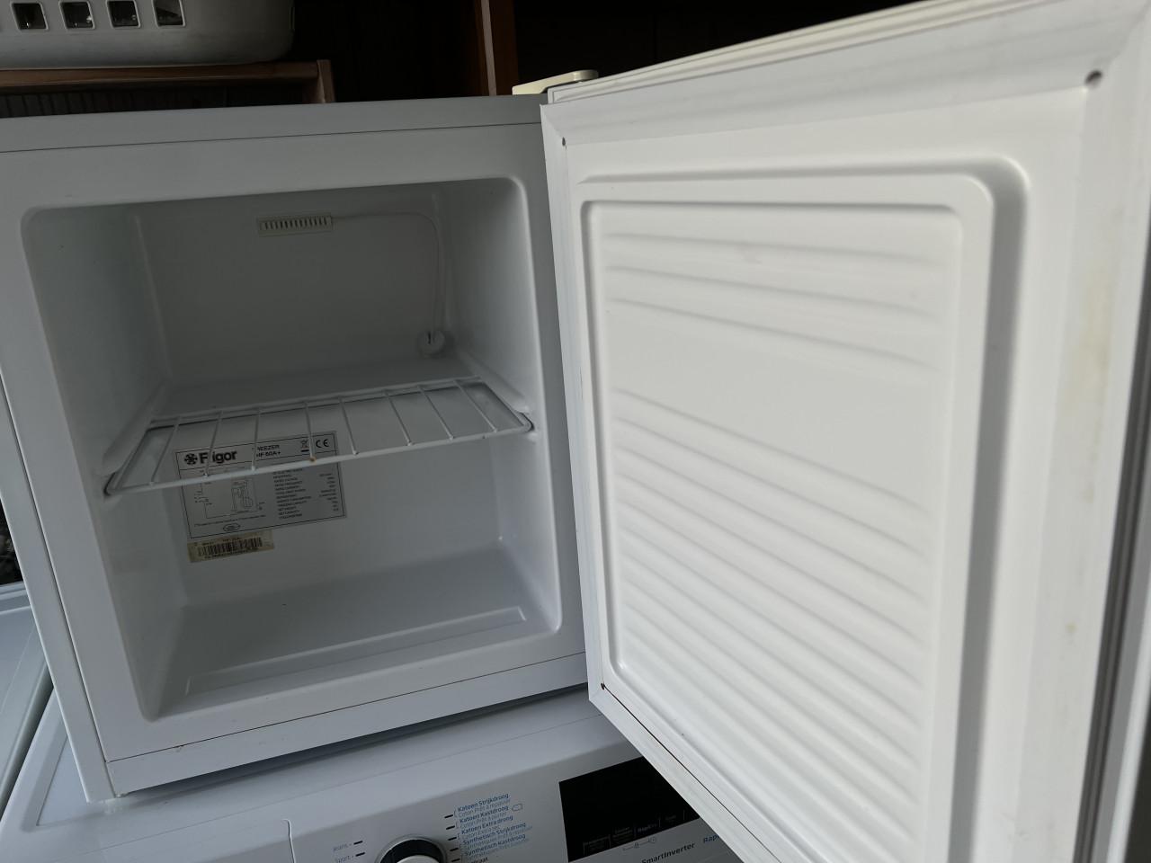 Camping / mini tafelmodel vrieskast A+ klasse Vriezer netto 34 liter