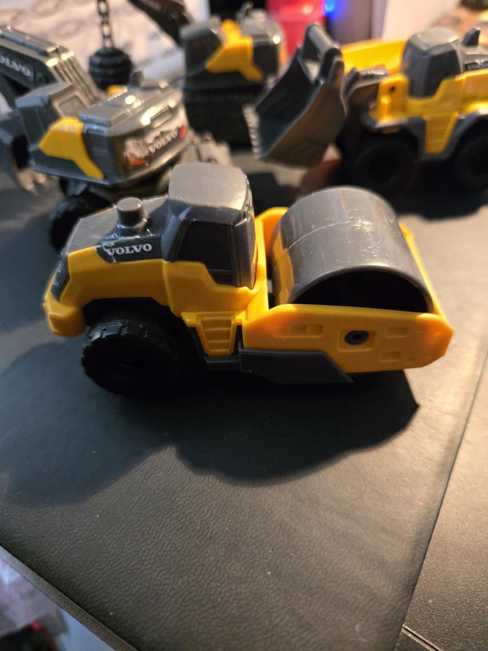 5 speelgoedvoertuigen van de Dickie Toys Volvo Micro Workers set.