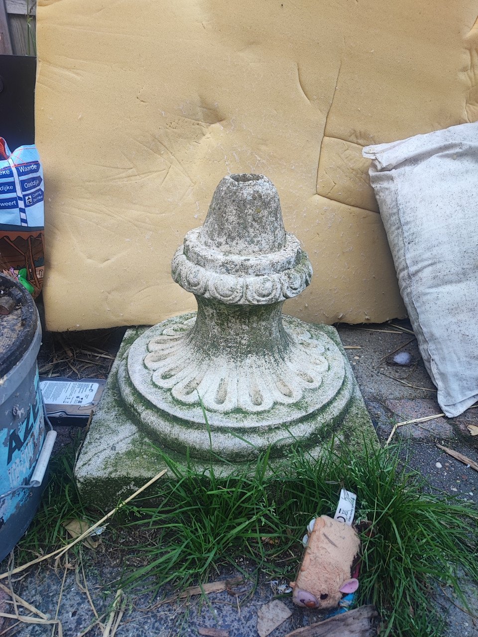 Grote stenen bloempot met voet (Grieks thema)