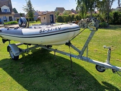 Bootje met motor en trailer