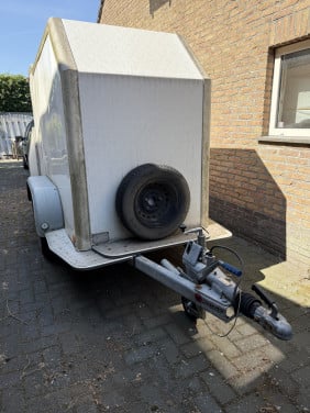 Gesloten aanhanger geremd