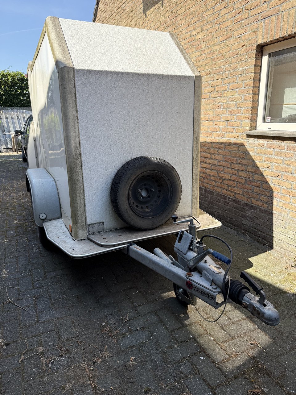 Gesloten aanhanger geremd