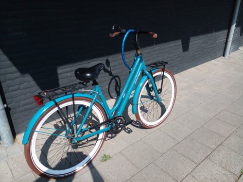 Damestransportfiets met terugtraprem en goede extra dikke banden.