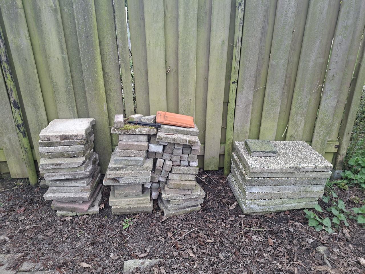 Stenen gratis af te halen in Kloetinge