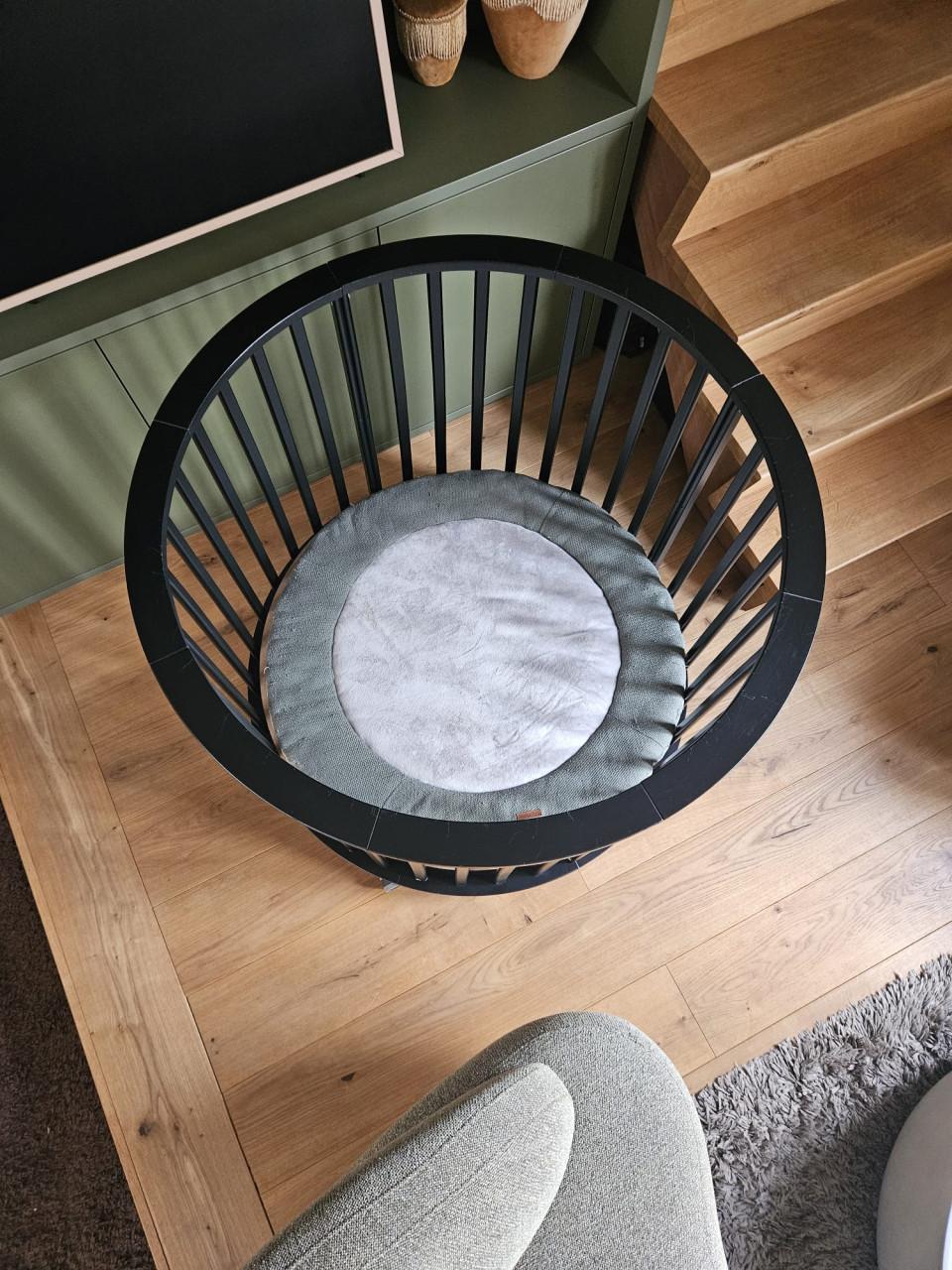 Ronde zwarte baby box met deksel en Boxmatras.