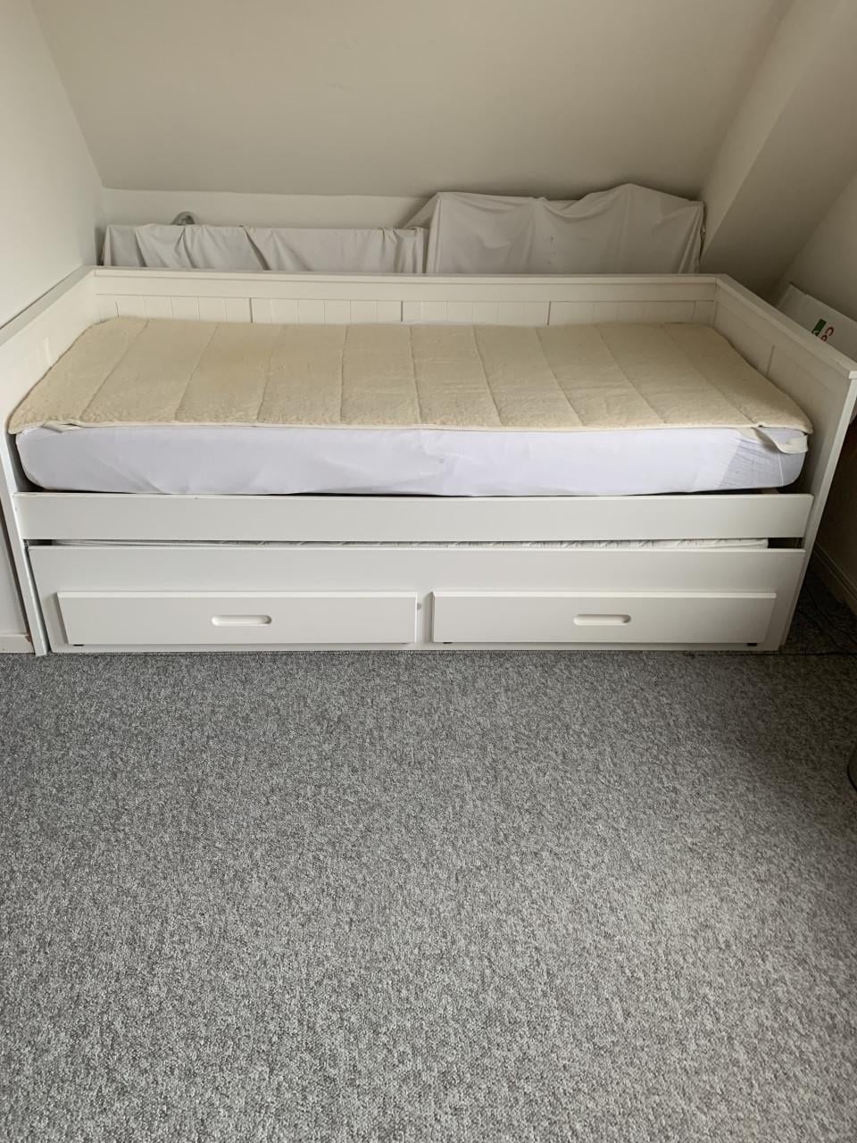 Te koop eenpersoonsbed met uitschuifbaar onderbed.