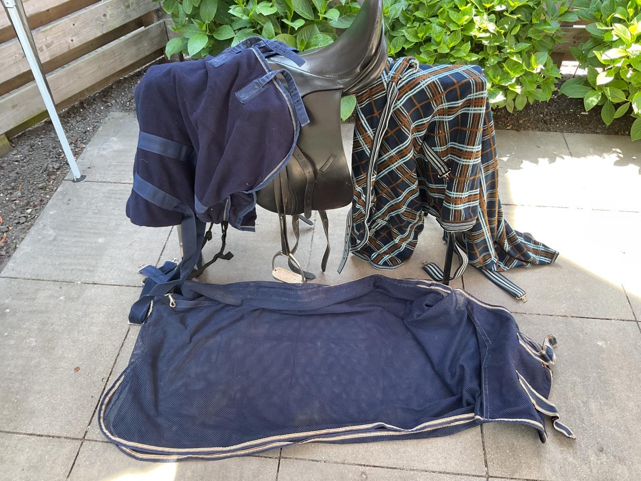 Paardenzadel (18 inch) en diverse paardendekens en dekjes